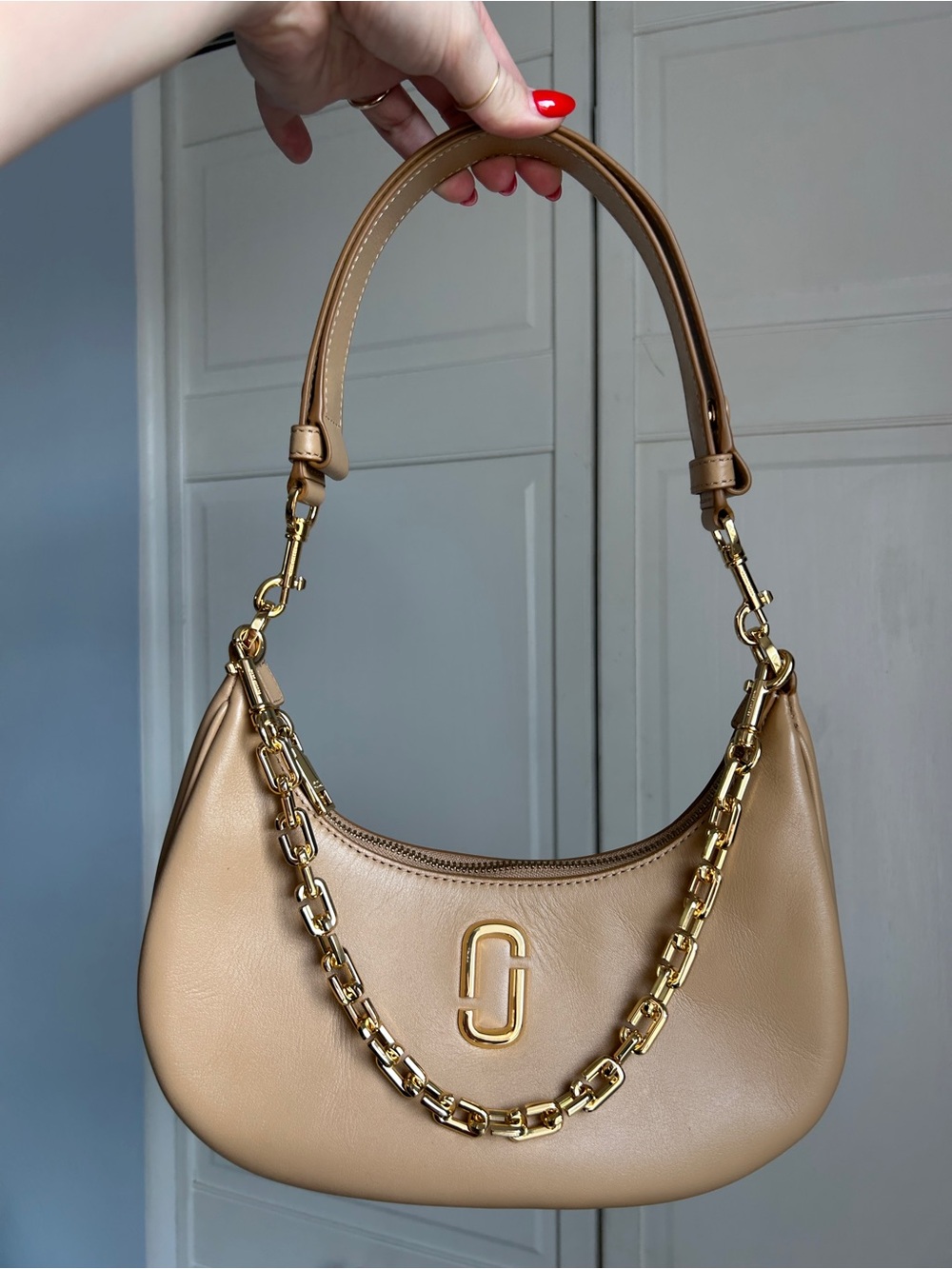 Marc Jacobs Tan Leather Shoulder Bag with Gold Chain - Picture 6 of 13